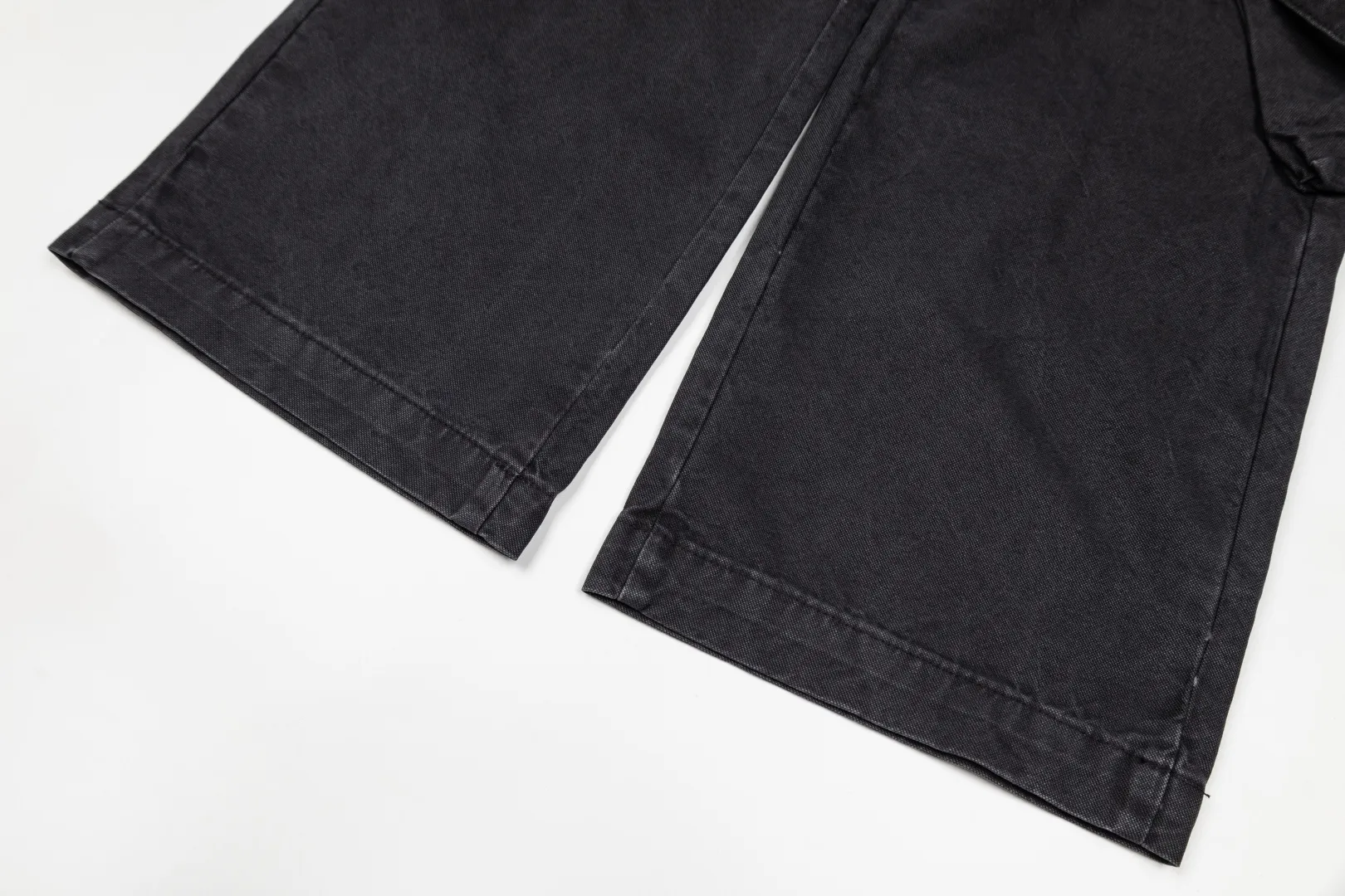 145 Acne Studios Hot Sale Workwear Big Pocket Couple Style Washed Loose Jeans. Styles with different wash textures are very friendly to people with thin legs and thick legs. The straight and loose version is very flattering to the leg shape. The timeless and moderate length makes it easy to match casually. It is the basis of various styles and is a must-have in the wardrobe! The fabric is stiff but also makes the upper body soft without losing texture. The washing process is even more perfect. It is a must-have item for everyone! ! ! Washed wheat, hang tag, trouser label, complete with three labels. Style number: 2005# Color: Black Size: 46, 48, 50, 52 (equivalent to S-XL)